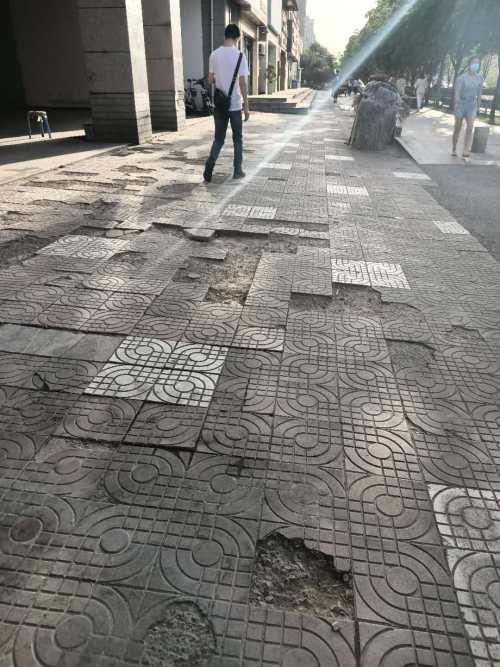 延平门地铁站b口外 路面破损严重 行业资讯 公路系统新一代道路状况自动检测系统